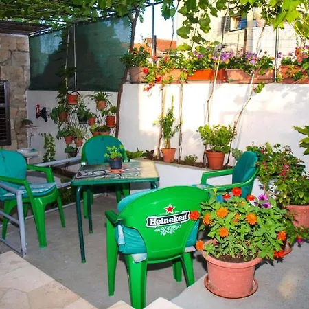 Apartman Simi - 100 M From *